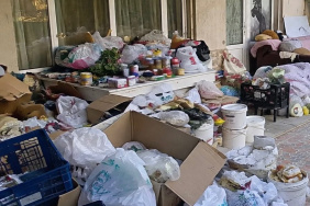 Bostanlı'daki çöp ev 5 ayda yine doldu, çevre sakinleri çözüm bekliyor