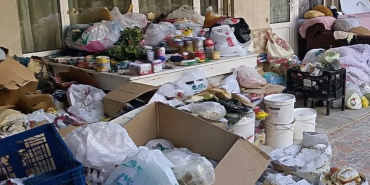 Bostanlı'daki çöp ev 5 ayda yine doldu, çevre sakinleri çözüm bekliyor