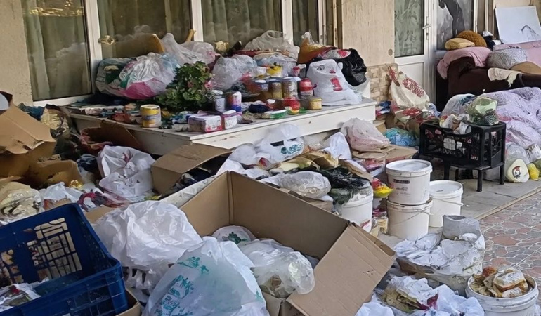 Bostanlı’daki çöp ev 5 ayda yine doldu, çevre sakinleri çözüm bekliyor