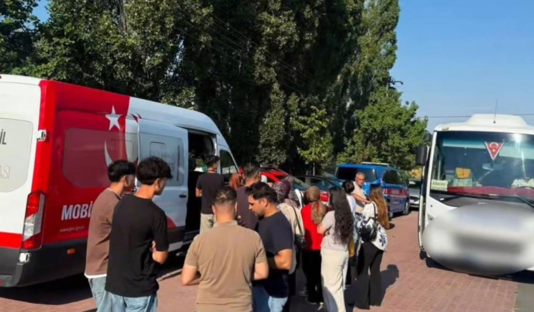İzmir açıklarında 56 düzensiz göçmen tespit edildi