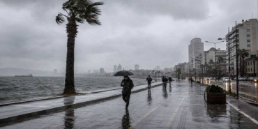 İzmir'de sağanak yağış, Kuzey Ege'de fırtına bekleniyor