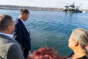 Cemil Tugay, Karaburun'da balıkçıların ve çocukların taleplerini dinledi