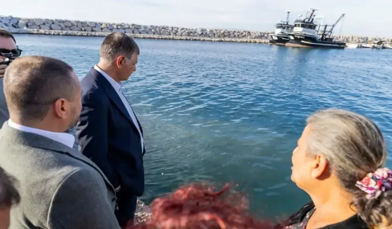 Cemil Tugay, Karaburun’da balıkçıların ve çocukların taleplerini dinledi