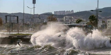 İzmir'de 12 ilçe için fırtına uyarısı yapıldı