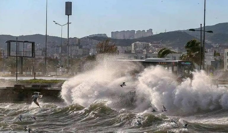 İzmir’de 12 ilçe için fırtına uyarısı yapıldı