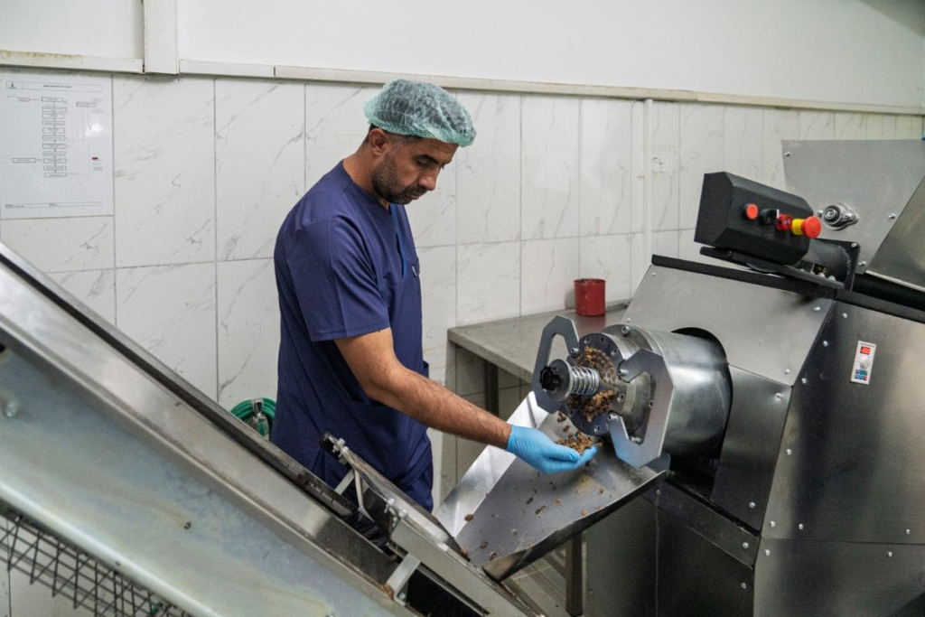 İzmir Büyükşehir Belediyesi, sahipsiz hayvanlar için günde 1 ton mama üretmeyi planlıyor