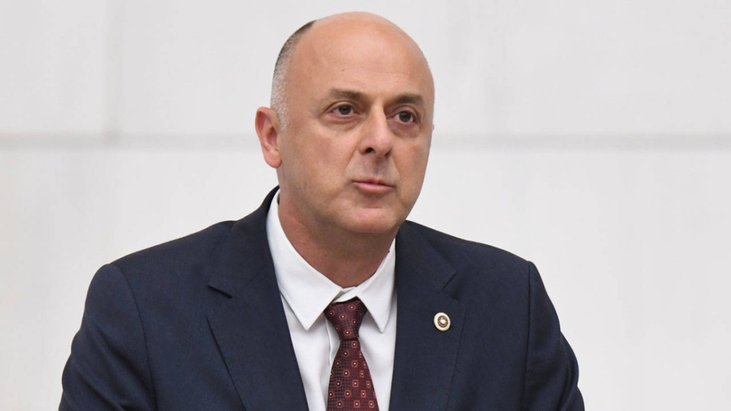 Ümit Özlale, Nihat Zeybekci'yi eleştirerek 250 milyon lirasının fonlarda olduğunu iddia etti