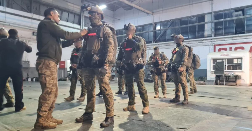 İzmir'de Slovak Özel Kuvvetleri'ne paraşüt eğitimi