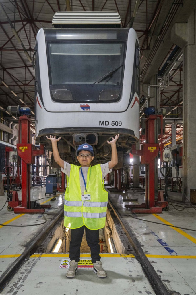 8 yaşındaki Emirhan'ın doğum günü İzmir Metrosu'nda sürücü kabininde kutlandı