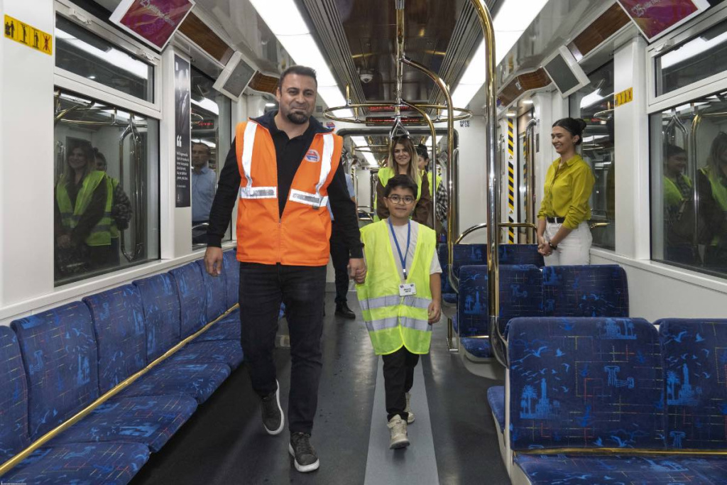 8 yaşındaki Emirhan'ın doğum günü İzmir Metrosu'nda sürücü kabininde kutlandı
