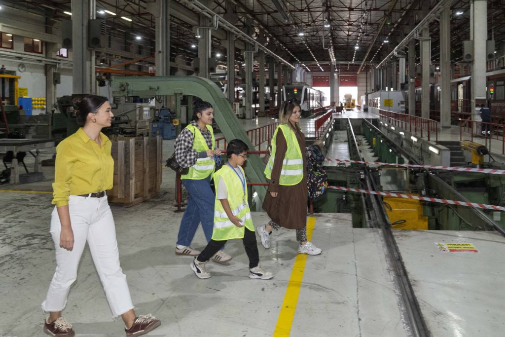 8 yaşındaki Emirhan'ın doğum günü İzmir Metrosu'nda sürücü kabininde kutlandı