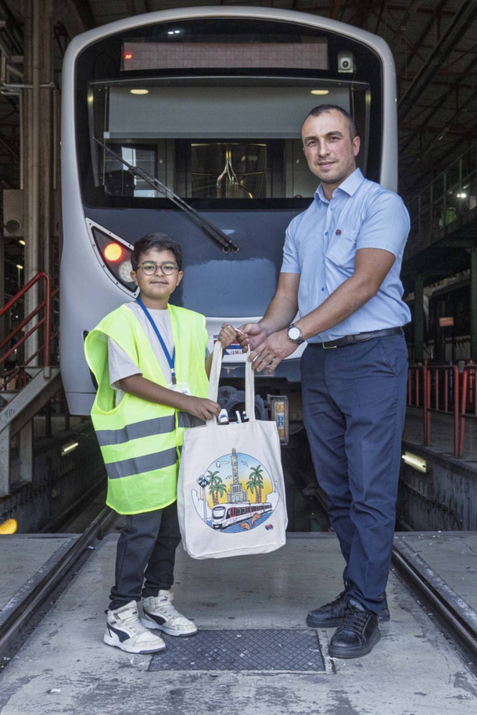 8 yaşındaki Emirhan'ın doğum günü İzmir Metrosu'nda sürücü kabininde kutlandı