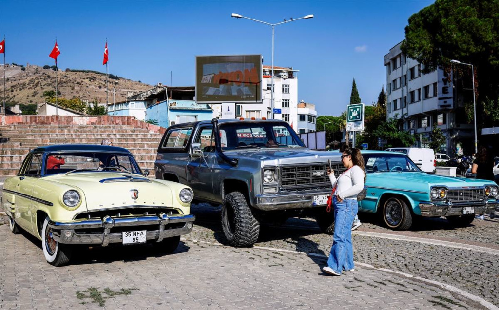 Bergama'da klasik otomobil tutkunları bir araya geldi