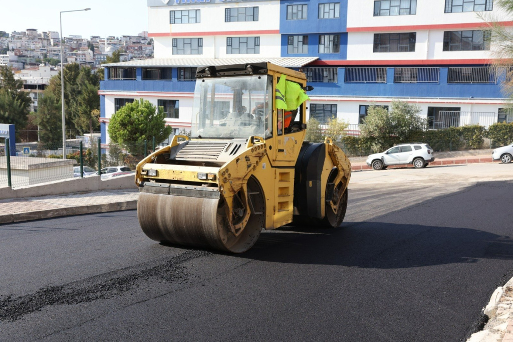 Çiğli’de Asfalt Seferberliği Hız Kesmiyor: Belediyenin Çalışmaları İlçenin Dört Bir Yanında Sürüyor
