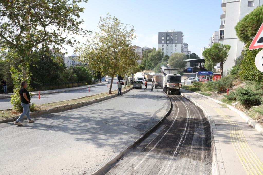 Çiğli’de Asfalt Seferberliği Hız Kesmiyor: Belediyenin Çalışmaları İlçenin Dört Bir Yanında Sürüyor