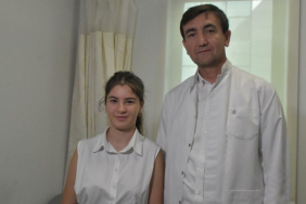 15 yaşındaki Alisya Ünsal, İzmir Şehir Hastanesi'ndeki ameliyatın ardından piyano çalmaya başladı