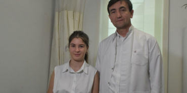 15 yaşındaki Alisya Ünsal, İzmir Şehir Hastanesi'ndeki ameliyatın ardından piyano çalmaya başladı