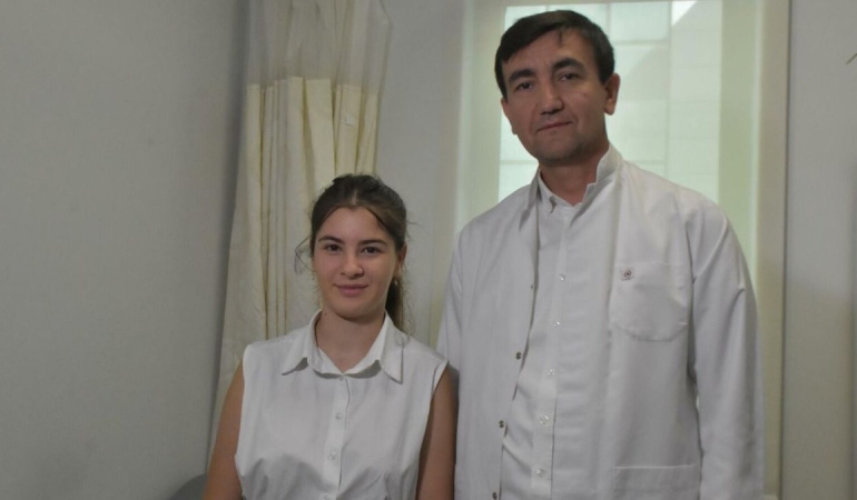 15 yaşındaki Alisya Ünsal, İzmir Şehir Hastanesi’ndeki ameliyatın ardından piyano çalmaya başladı