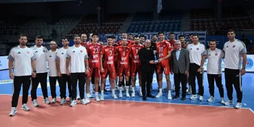 İzmir'deki TÜGİAD Ege Uluslararası Voleybol Turnuvası'nda şampiyon Ziraat Bankkart