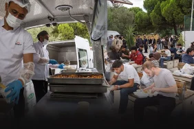 İzmir'deki Üniversite Öğrencilerine Ücretsiz Sıcak Yemek Desteği