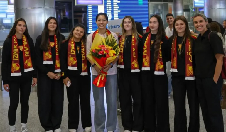 Göztepe Voleybol’un Çinli transferi Yushan Zhuang İzmir’e geldi