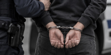 Ödemiş'te 19 yıl hapis cezası olan firari yakalandı, silah ve uyuşturucu ele geçirildi