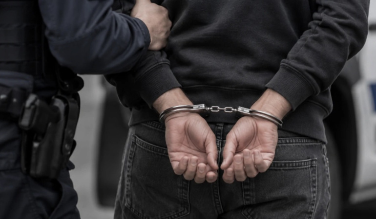Ödemiş’te 19 yıl hapis cezası olan firari yakalandı, silah ve uyuşturucu ele geçirildi