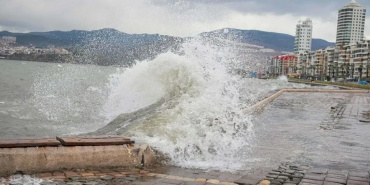 İzmir'de 12 ilçe için sarı kodlu fırtına uyarısı yapıldı