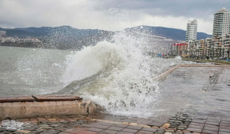 İzmir’de 12 ilçe için sarı kodlu fırtına uyarısı yapıldı