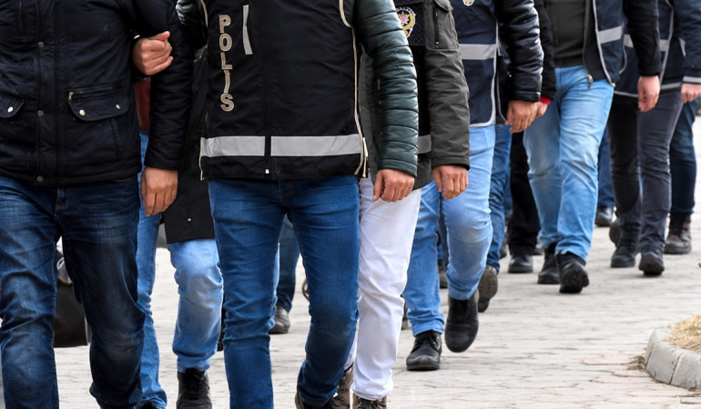 İzmir’de gerçekleştirilen kaçakçılık operasyonunda 5 milyon TL değerinde malzeme ele geçirildi
