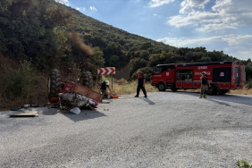 Tire'de traktör devrilmesi sonucu bir kişi hayatını kaybetti, bir kişi yaralandı
