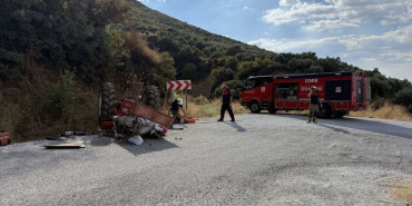 Tire'de traktör devrilmesi sonucu bir kişi hayatını kaybetti, bir kişi yaralandı