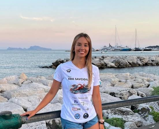 İzmirli Eda Savcıgil, 32 Kilometrelik Catalina Kanalı’nı Yüzerek Rekor Kırdı