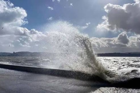 İzmir'de Rüzgarlı Hava ve Sıcaklık Değişimleri Bekleniyor