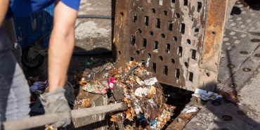 İzmir'de Kış Öncesi 11 İlçede Yağmursuyu Izgaraları Temizlendi