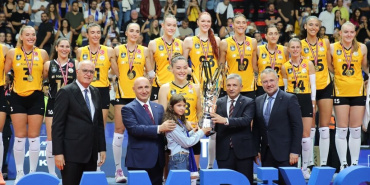 VakıfBank, Kadınlar Şampiyonlar Kupası'nda Eczacıbaşı'nı 3-2 mağlup ederek şampiyon oldu