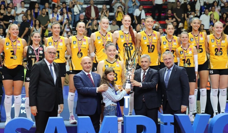 VakıfBank, Kadınlar Şampiyonlar Kupası’nda Eczacıbaşı’nı 3-2 mağlup ederek şampiyon oldu
