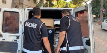 İzmir'de Kaçakçılık Operasyonu: 40 Bin Makaron ve Kaçak Sigara Ele Geçirildi