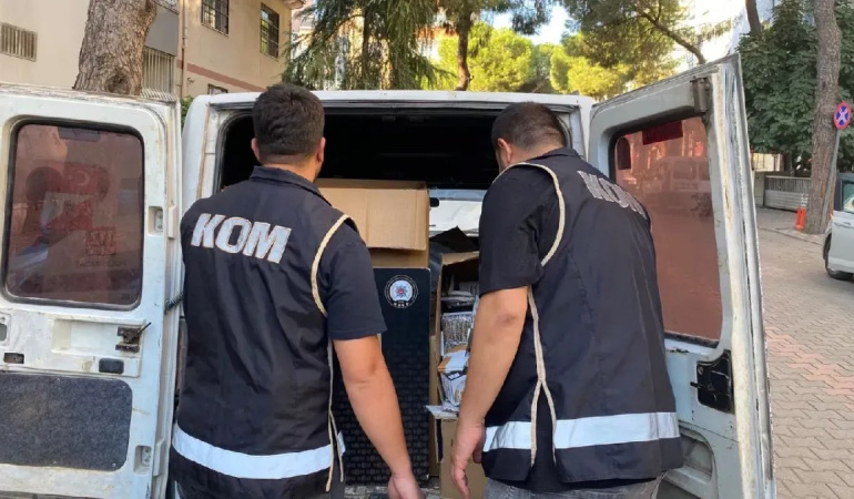 İzmir’de Kaçakçılık Operasyonu: 40 Bin Makaron ve Kaçak Sigara Ele Geçirildi