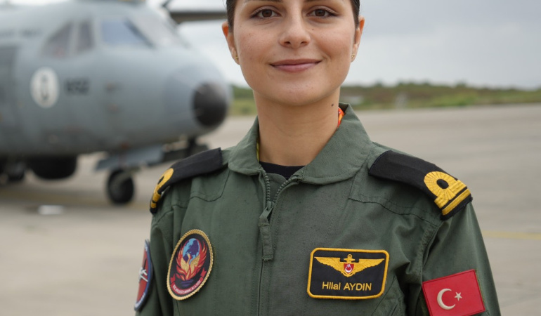Türk Deniz Kuvvetleri’nde Tarihin İlk Kadın Uçak Pilotu: Üsteğmen Hilal Aydın