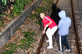 İzmir Alsancak İstasyonu'nda yolcular, tren önünde taşlı protesto gerçekleştirdi