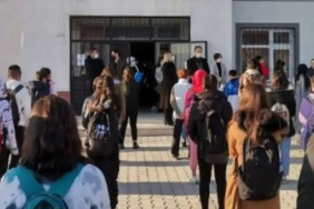 İzmir'in Tire İlçesinde Öğrenciler Okula Kesici Aletlerle Gitti