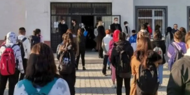 İzmir'in Tire İlçesinde Öğrenciler Okula Kesici Aletlerle Gitti