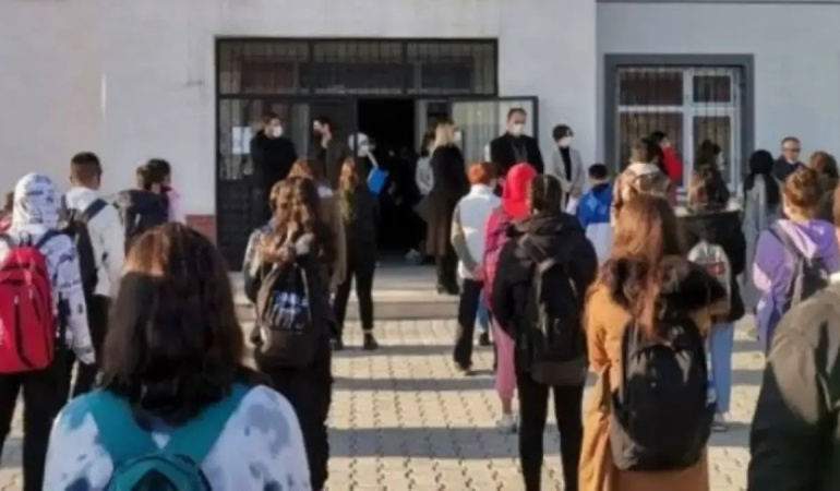 İzmir’in Tire İlçesinde Öğrenciler Okula Kesici Aletlerle Gitti