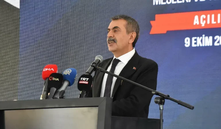 Milli Eğitim Bakanı Yusuf Tekin, İzmir’de yeni okul açılışına katıldı