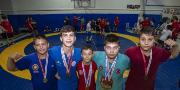 İzmir Güreş Eğitim Merkezi'nden Üç Türkiye Şampiyonu Yetişti