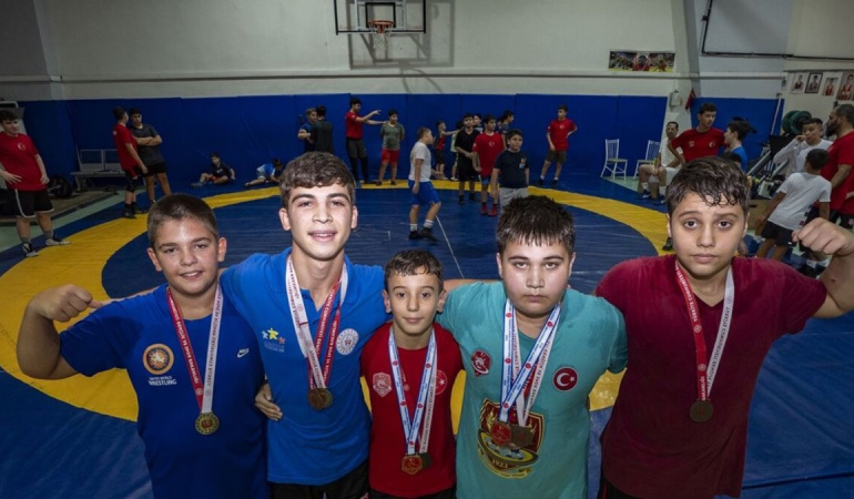 İzmir Güreş Eğitim Merkezi’nden Üç Türkiye Şampiyonu Yetişti