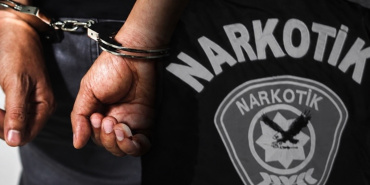 İzmir'de Narkotik Ekipleri Uyuşturucu Ticareti Yapan Y.E.'yi Yakaladı