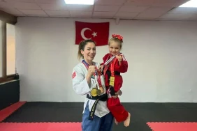 60 madalyalı milli tekvandocu Bengü Alkan Çal, 5 yaşındaki kızı Melodi ile antrenman yapıyor