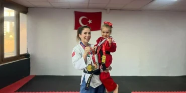 60 madalyalı milli tekvandocu Bengü Alkan Çal, 5 yaşındaki kızı Melodi ile antrenman yapıyor